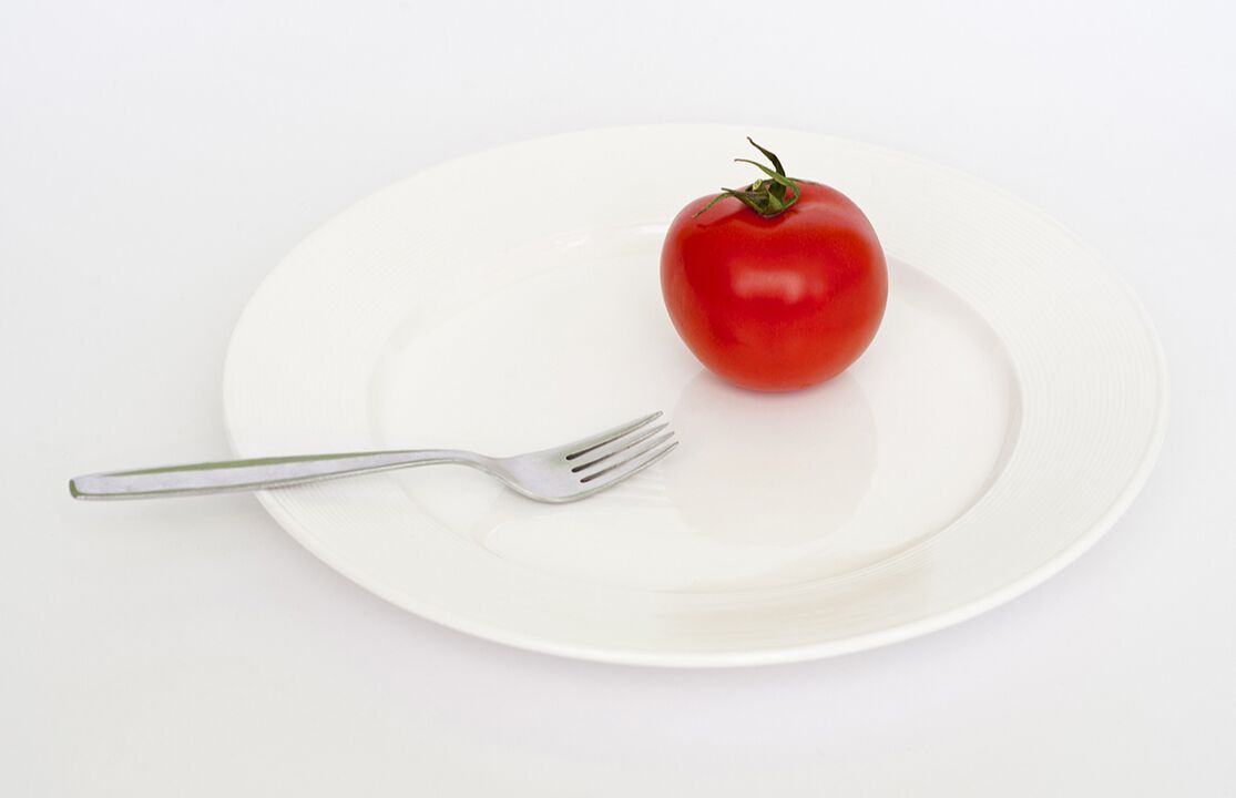 用叉子放在盘子里的番茄